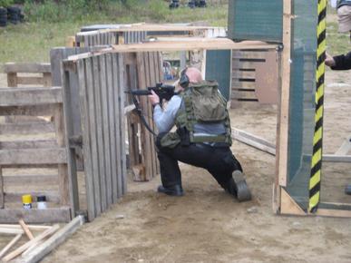 SRA:ssa jokaiseen ampumasuoritukseen laaditaan ampumatehtävä, jossa ampuja joutuu toimimaan annetun tilannekuvauksen edellyttämällä tavalla. Ampujan tulos muodostuu saavutetun osumapistemäärän ja suoritukseen käytetyn ajan suhteesta. Etelä-Pohjanmaalla lajia harrastetaan aktiivisesti mm. Ilmajoella, jossa järjestetään vuosittain koko valtakunnasta osallistujia keräävä Huissin Syys-SRA -kilpailu. Kuva: Vesa Niemistö.